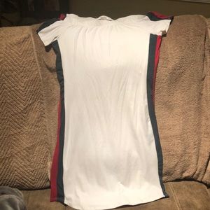 Dress/fits like a Medium however